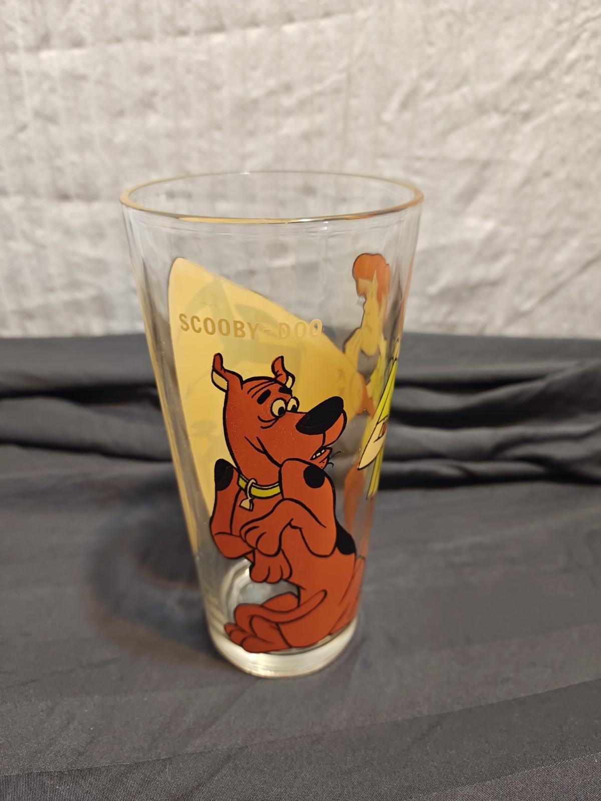 VINTAGE 1977 PEPSI COLLECTOR SERIES SCOOBY DOO GLASS W/ SHAGGY AND SCOOBY 