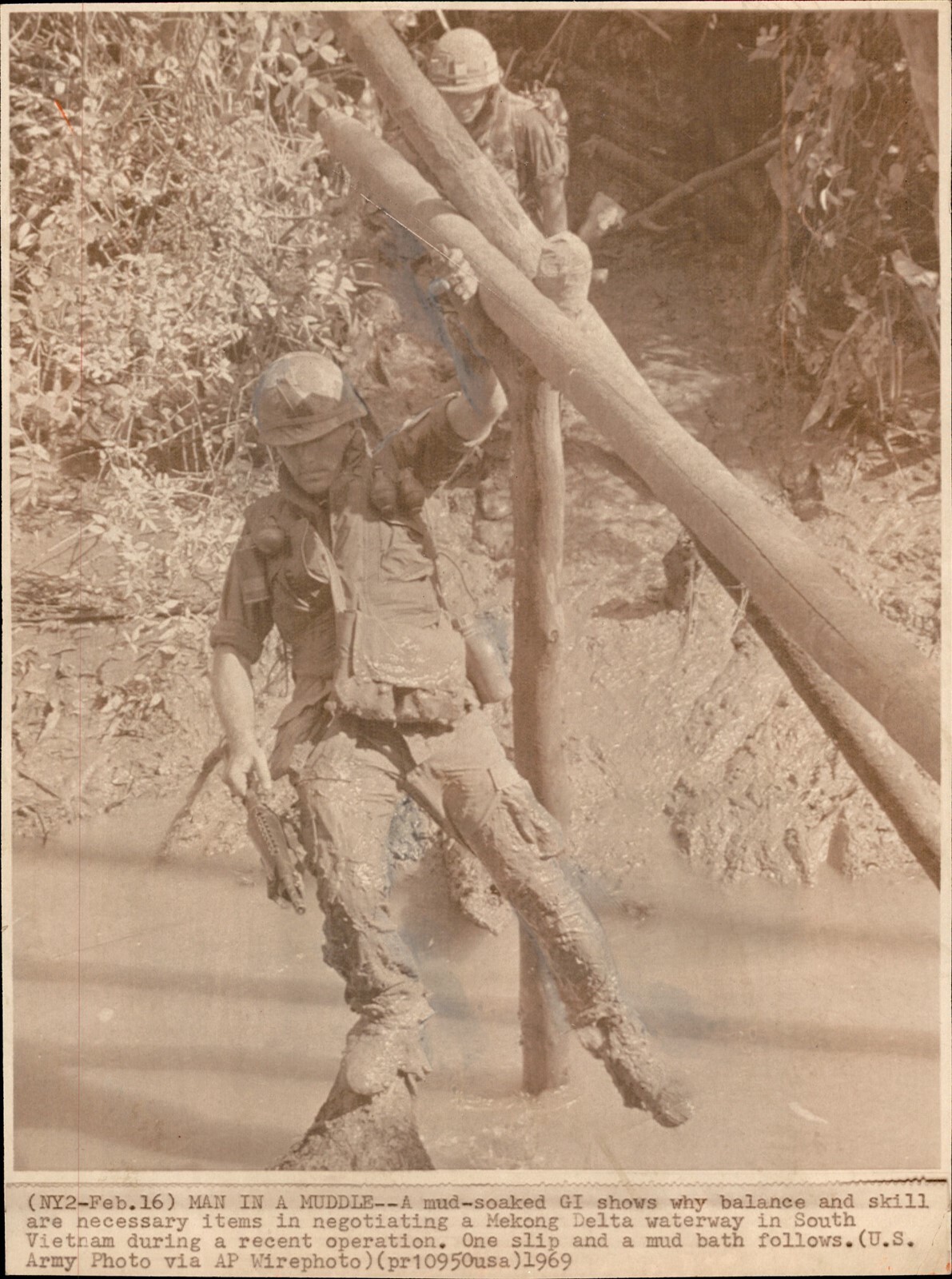 LG35 1969 Wire Photo MAN IN A MUDDLE MUD-SOAKED GI MEKONG DELTA BRIDGE VIETNAM