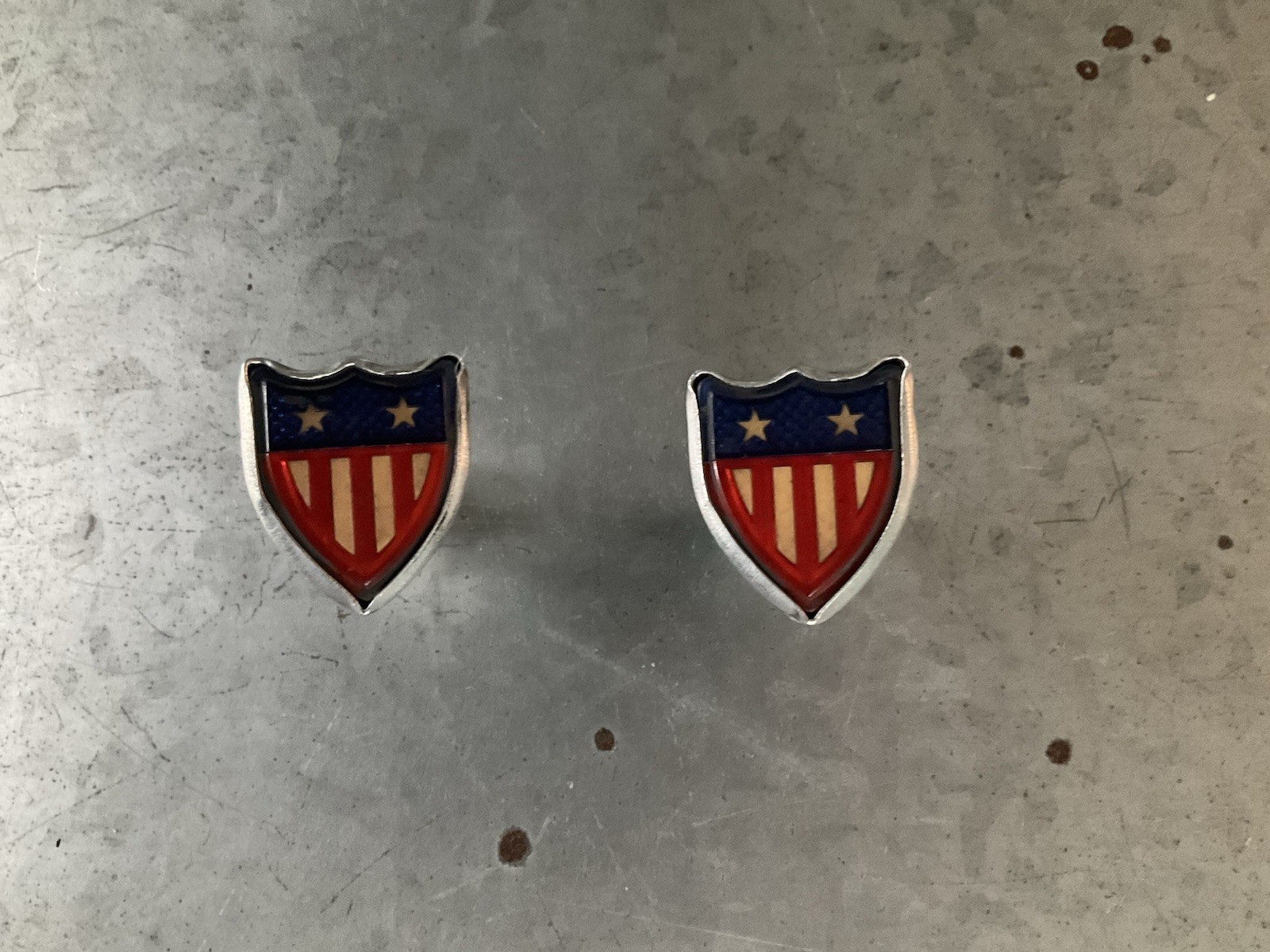 VINTAGE AMERICAN FLAG SHIELDS LICENSE PLATE REFLECTOR