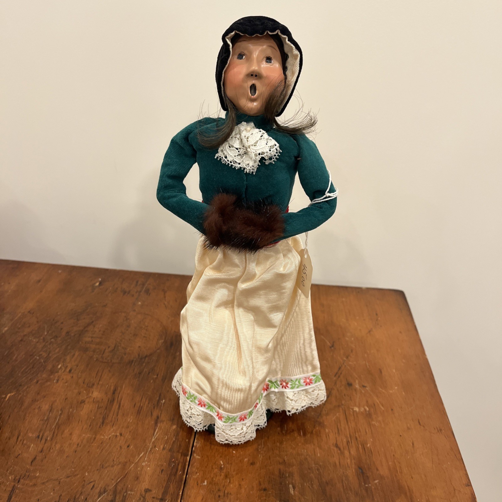 1992 BYERS CHOICE CHRISTMAS CAROLER Woman Long Brown Hair Green White Dress