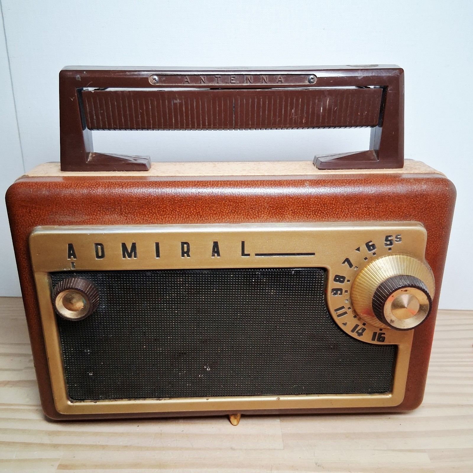 ​Vintage 1950s Admiral Model 202 Portable AM Tube Radio Working Chassis 200