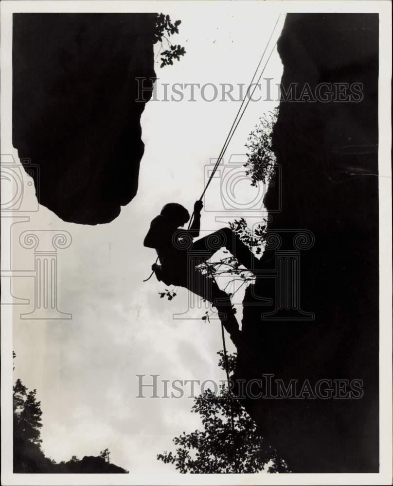 1966 Press Photo Outward Bound School participant climbs a mountain - lra30209