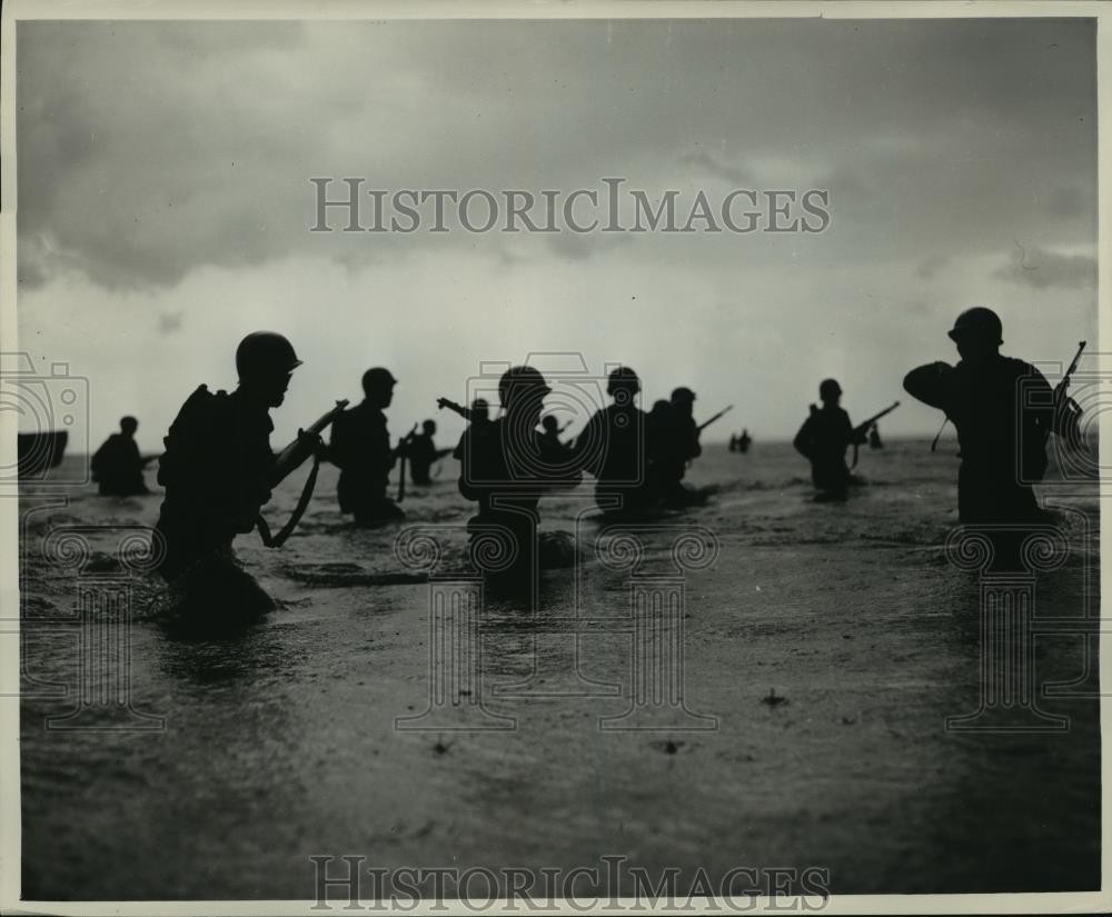 1953 Press Photo NROTC's wade ashore taking a beachhead during training