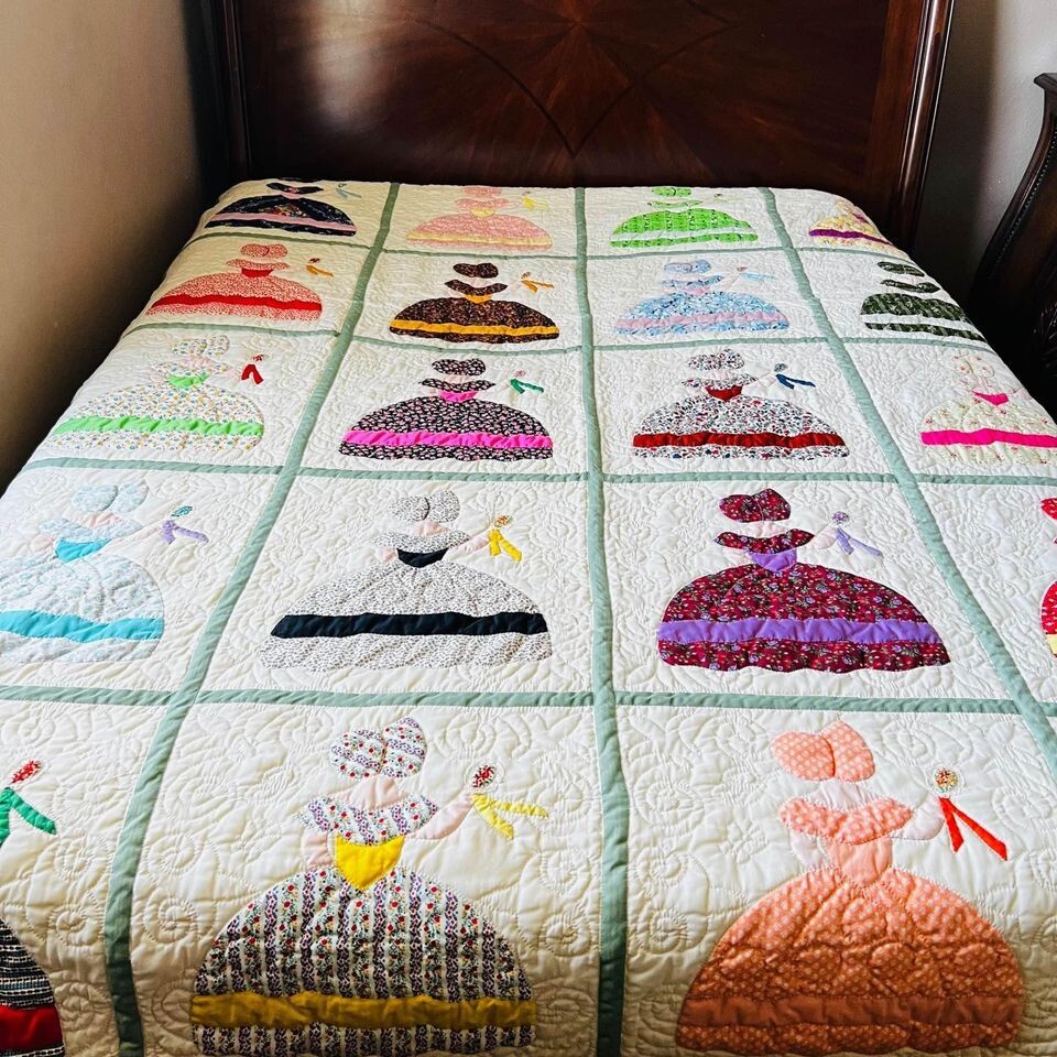 Vintage Quilt 1982 Dress Sue Pattern . Hand stitched, hand appliqué.