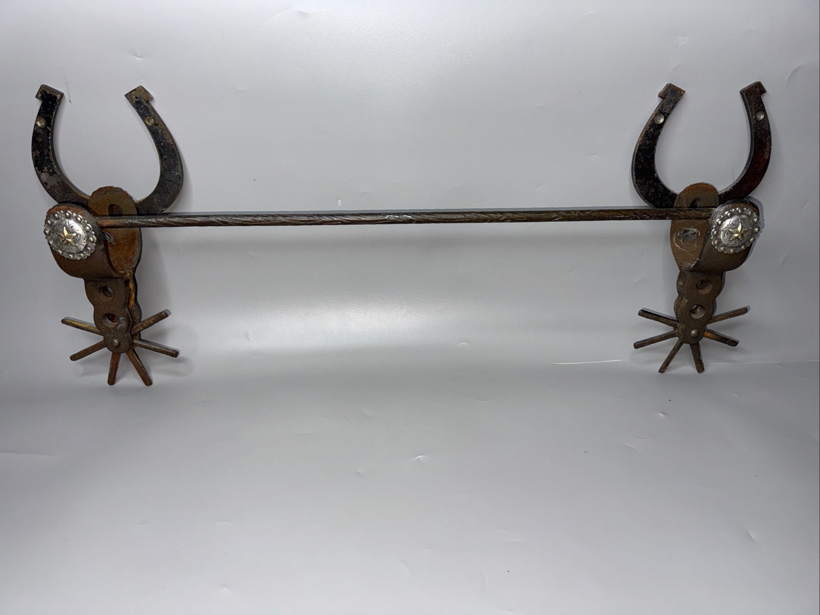 Rustic Western-style Cowboy Spurs w/ Horseshoe Iron Wall Multi-Use Rack 28x4x11