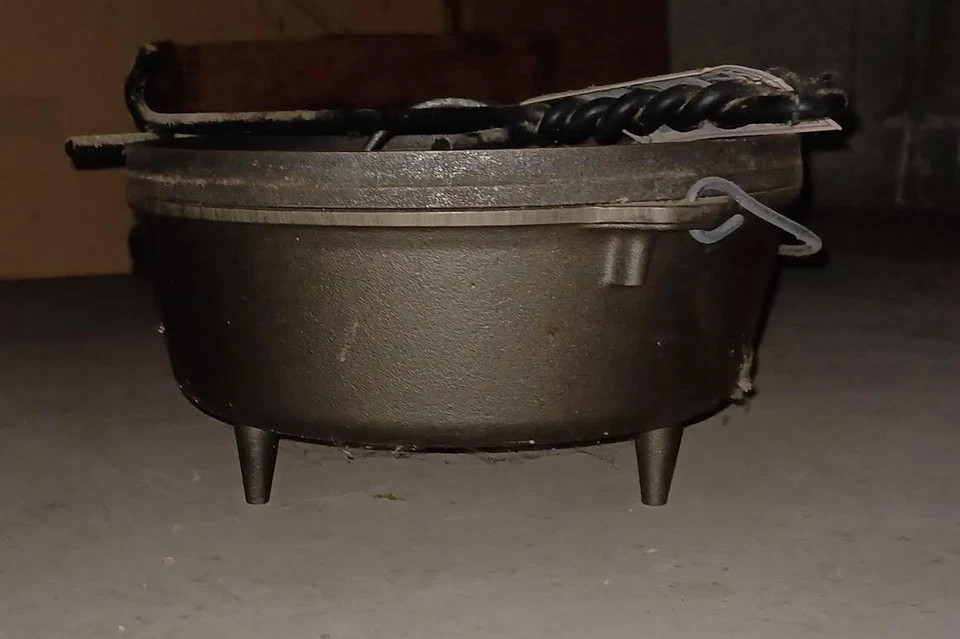 LODGE #12 Three Footed Large Cast  Iron Camp Dutch Oven With Lid  vintage new
