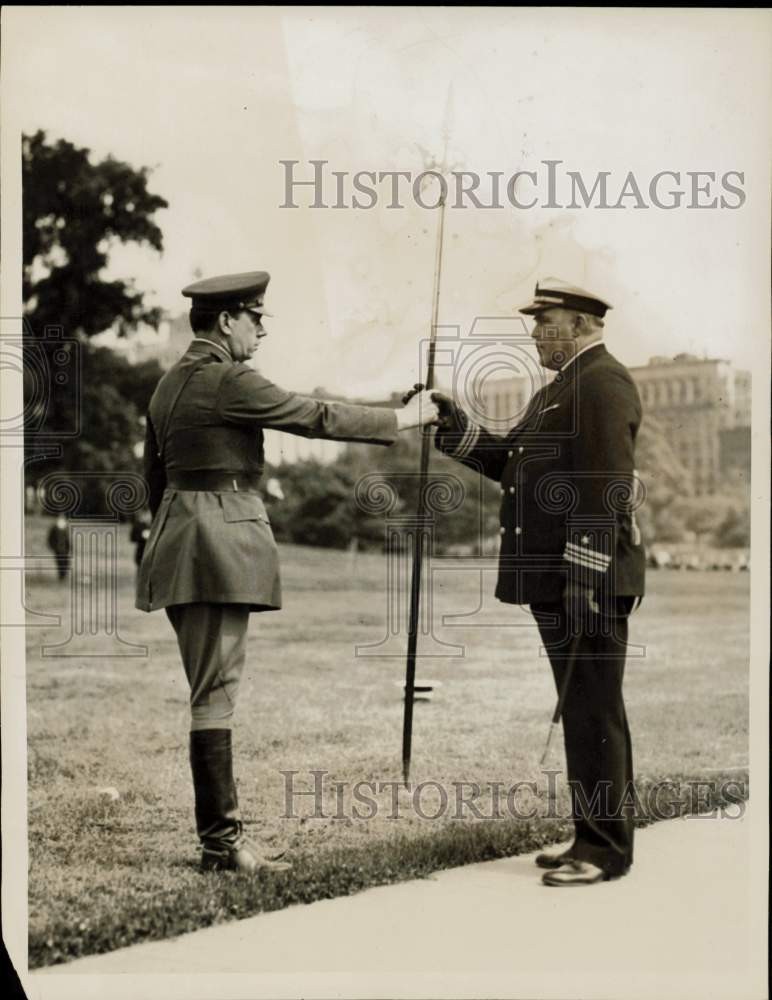1932 Press Photo Adj. Gen. Agnew presents the Halbert to Walter Queen, Boston MA