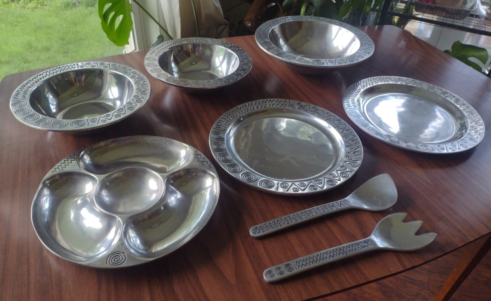 Wilton Armetale Reggae Eight Piece Lot: Med & Lg Bowls, Dip Tray, Plates, Tongs