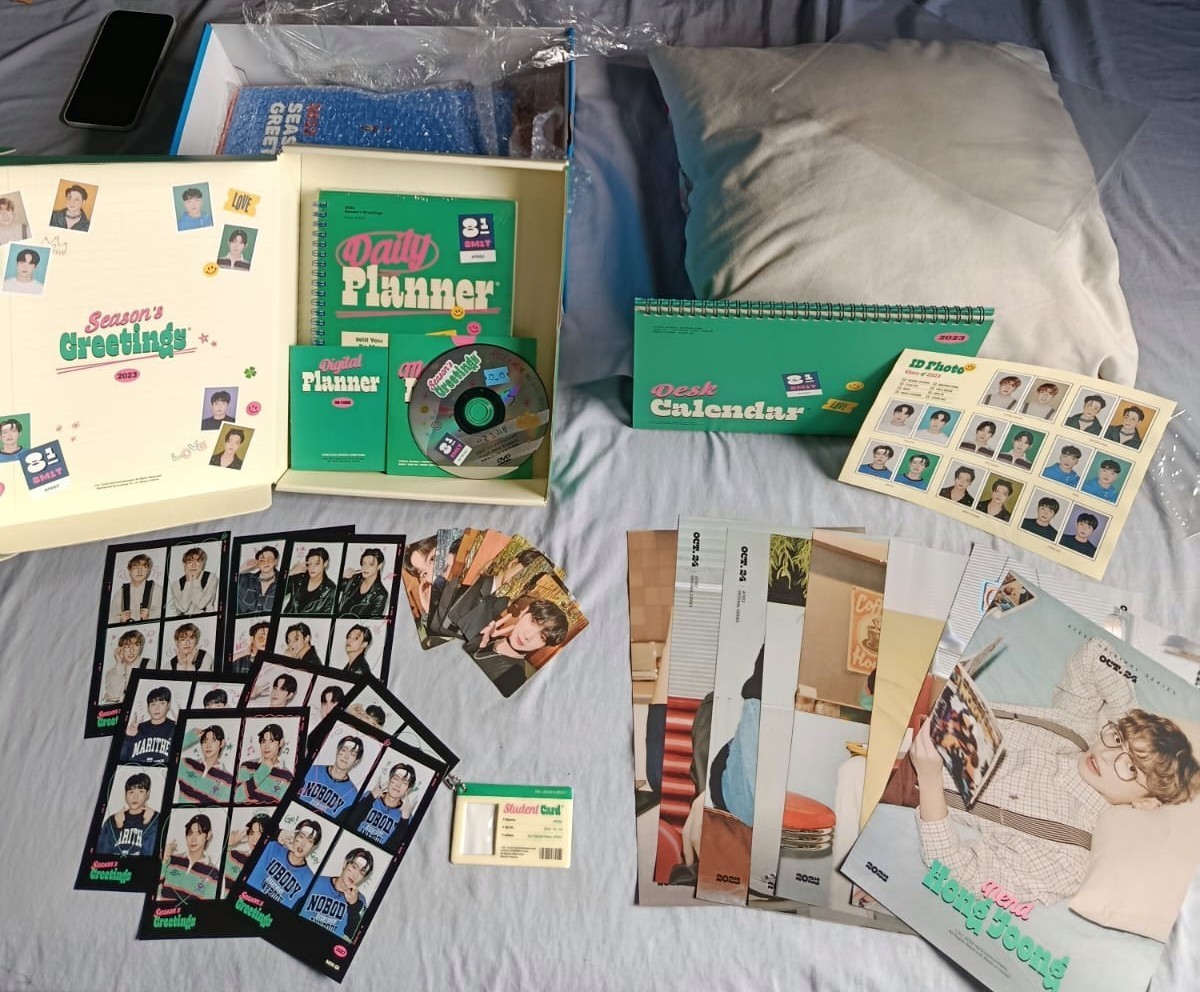 Ateez Season's Greetings 2023 Trading Card w All inclusions CD Calendar Planner