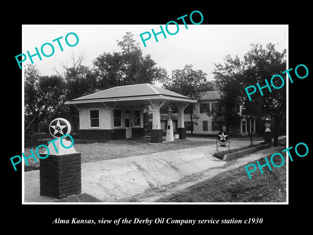 OLD LARGE HISTORIC PHOTO OF ALMA KANSAS THE DERBY OIL Co SERVICE STATION c1930