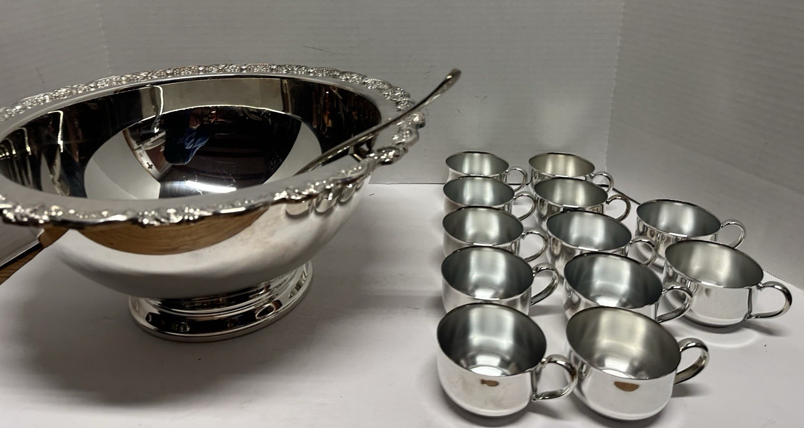 VTG Oneida De Maurier Silver Plate Punch Bowl Set With 12 Cups Ladle