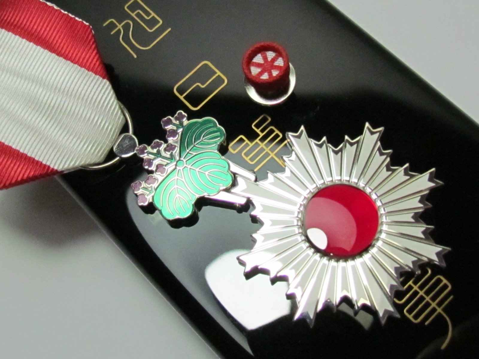 MODERN JAPANESE MEDAL ORDER OF THE RISING SUN 6TH SILVER JAPAN BADGE POST WW2