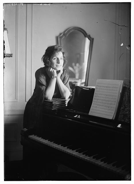 Photo:Galli-Curci at Piano Portrait c1920-1925