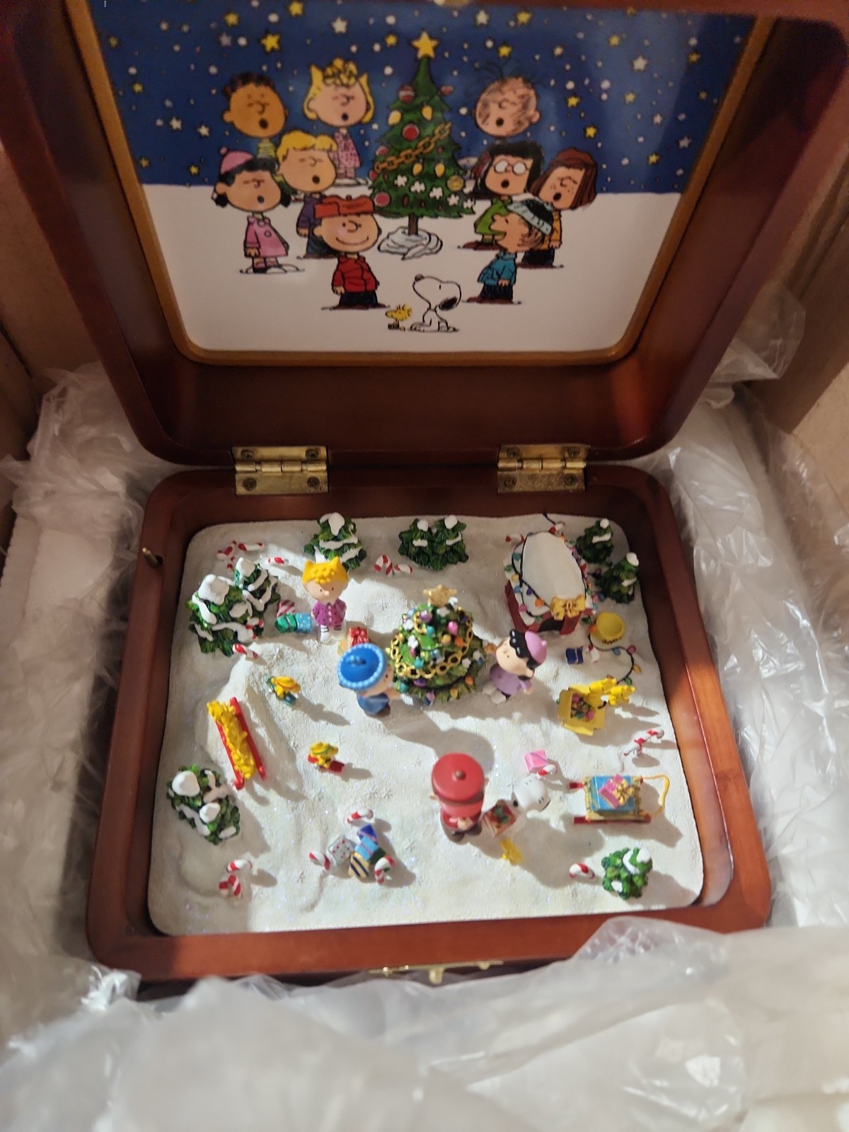 Danbury Mint Snoopy Peanuts Christmas Music Box Charlie Brown Hark the Herald