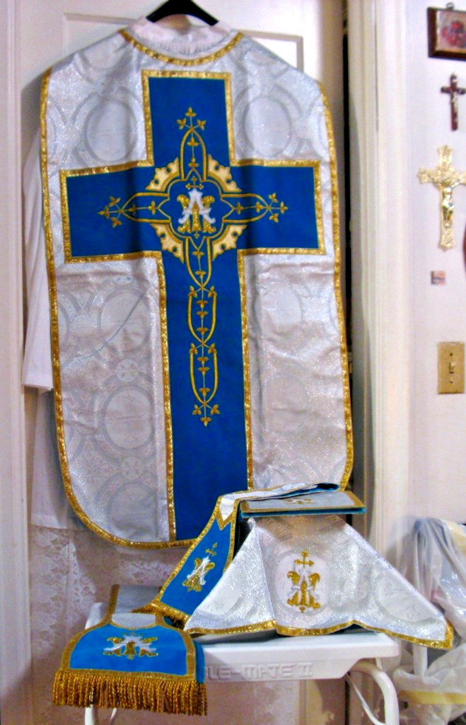 Marian Fiddleback Chasuble Silver White Brocade + Blue Orphrey 5 Pieces NEW