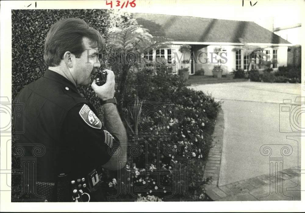 1985 Press Photo Sargent Rich Brown of Beverly Hills Police on Walkie Talkie