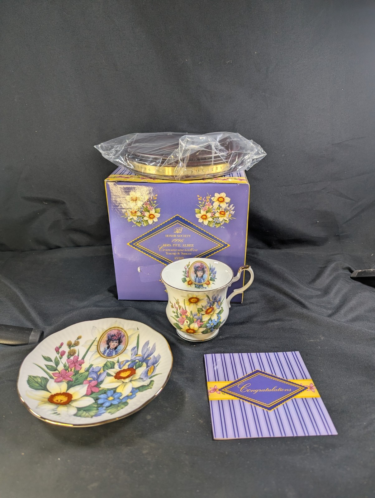 1996 Avon Mrs Albee 22kt Queen\'s Gold Trim Porcelain Teacup & Saucer Stand NIB