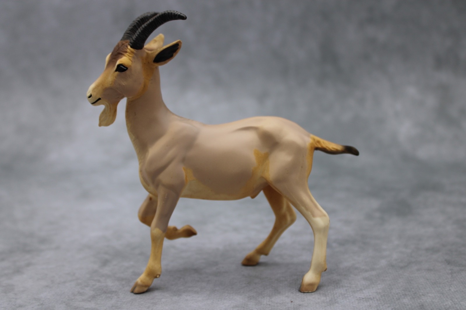 Retired Breyer Horse Companion Animal #1521 Cream White Alpine Goat Farm
