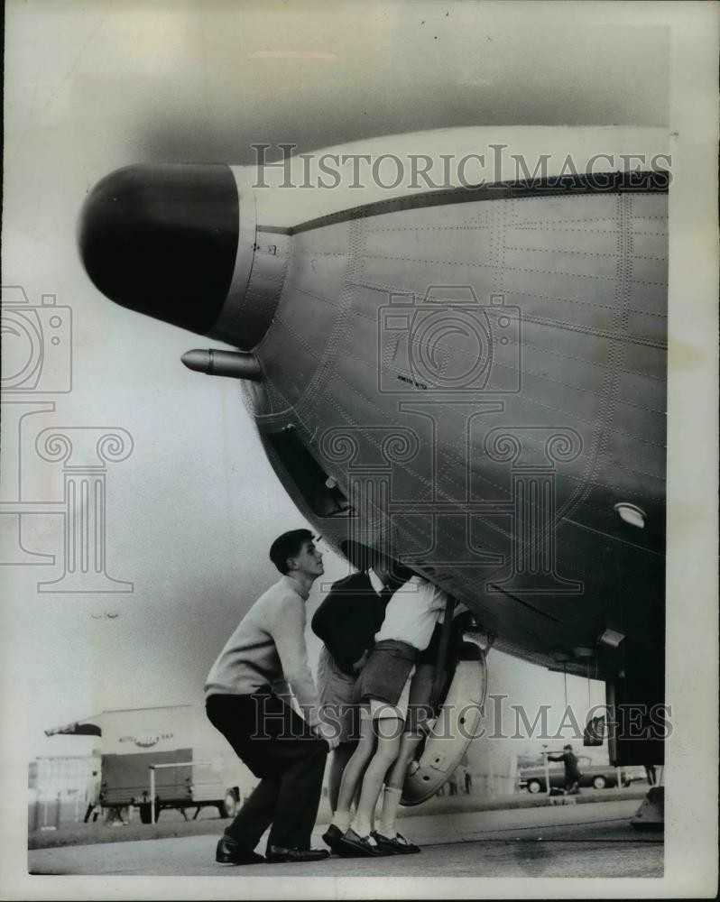 1962 Press Photo Curious Boys Stick Their Noses Into Massive Bulbous of Argosy