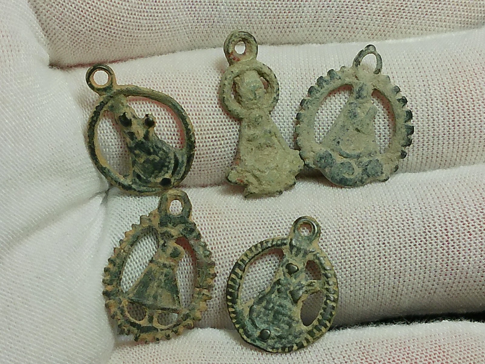 Dug 17th - 18th C Spanish Colonial Pilgrimage / Devotional Medals / Pendants (5)