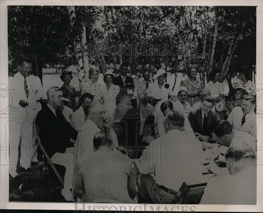 1939 Press Photo President Franklin D Roosevelt & Reporters in Hyde Park NY