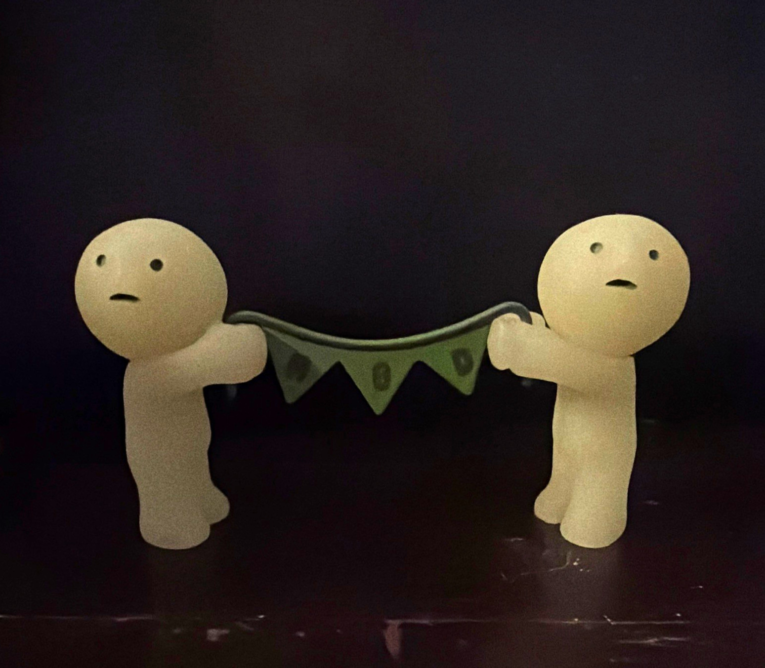 SIVISKI DREAMS 2025 Figurine Set, 2-Pack Holding Green Banner, Matte