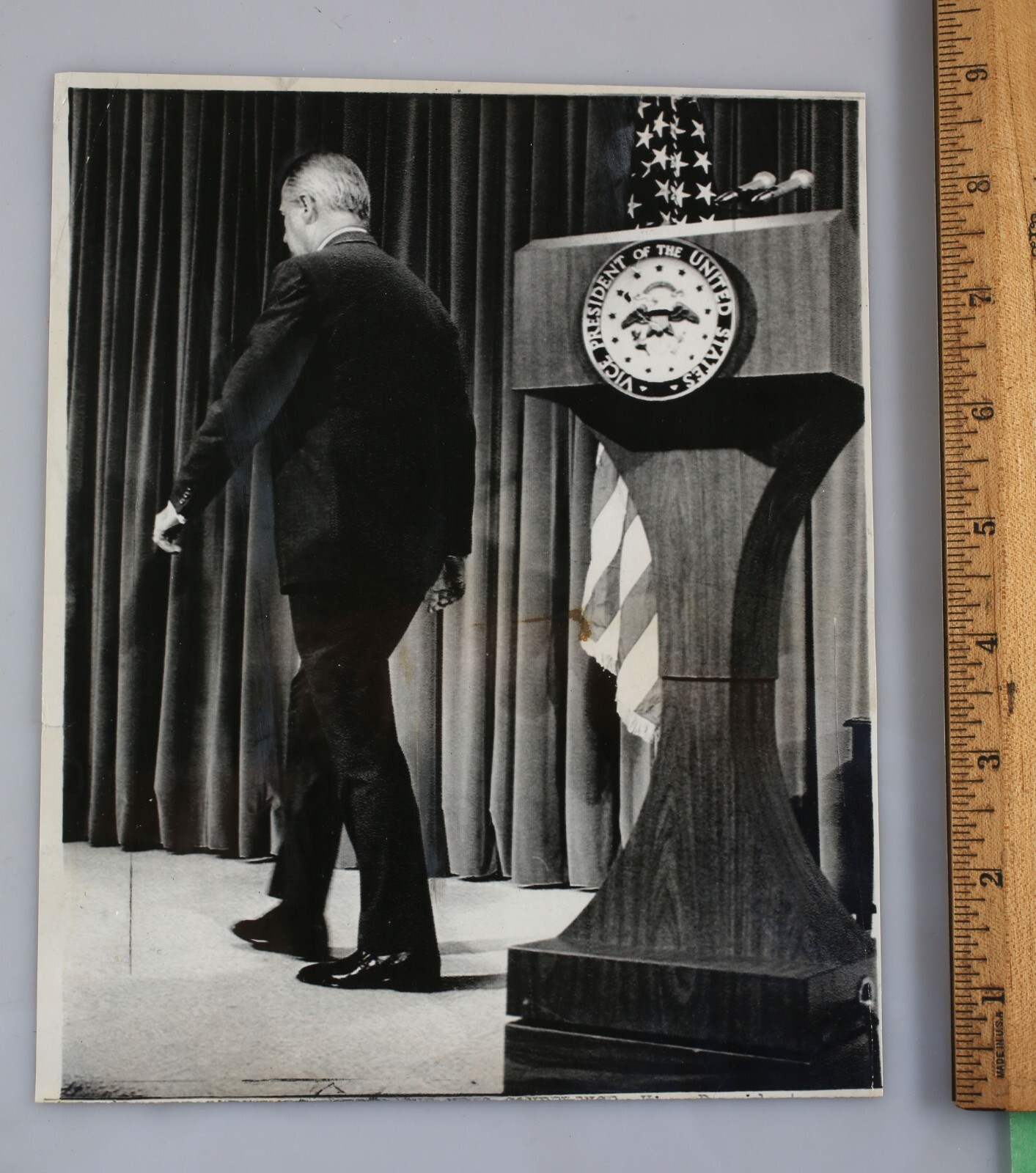 Original Vintage News Photo 1973 Vice President Spriro Agnew Walks Away