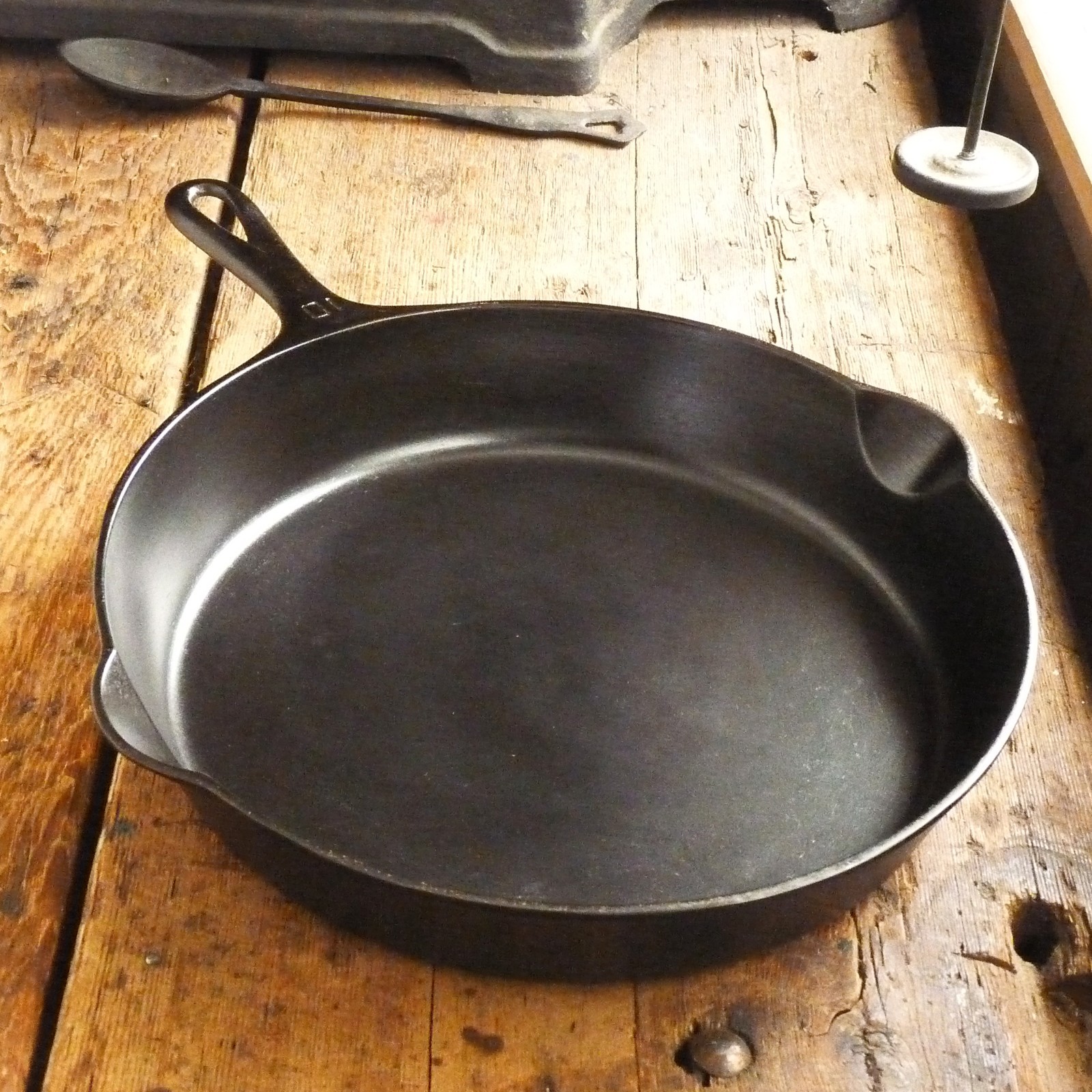 Vintage GRISWOLD Cast Iron SKILLET Frying Pan # 10 SMALL BLOCK LOGO - Ironspoon