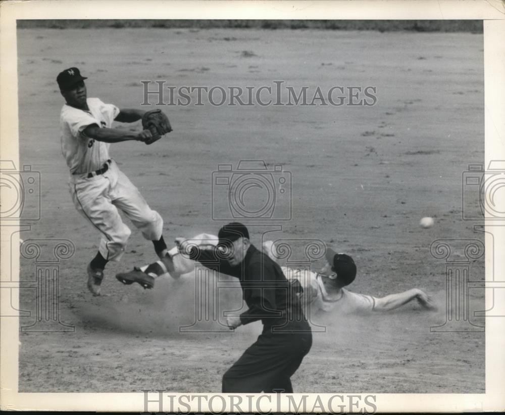 1949 Press Photo Jim Russel vs Giants HEnry Thompson ump Babe Pinelli