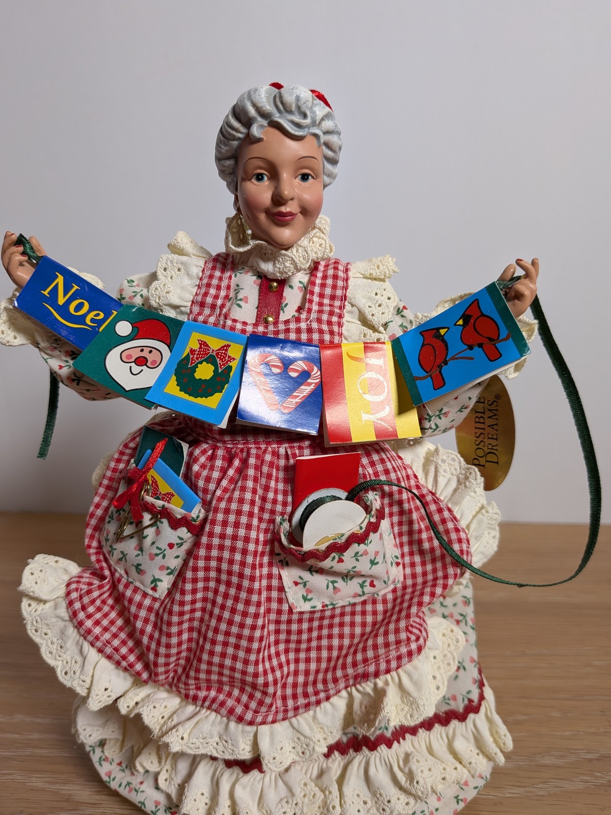 Festive Possible Dreams Clothtique Mrs Claus Friendship Garland Christmas Figur