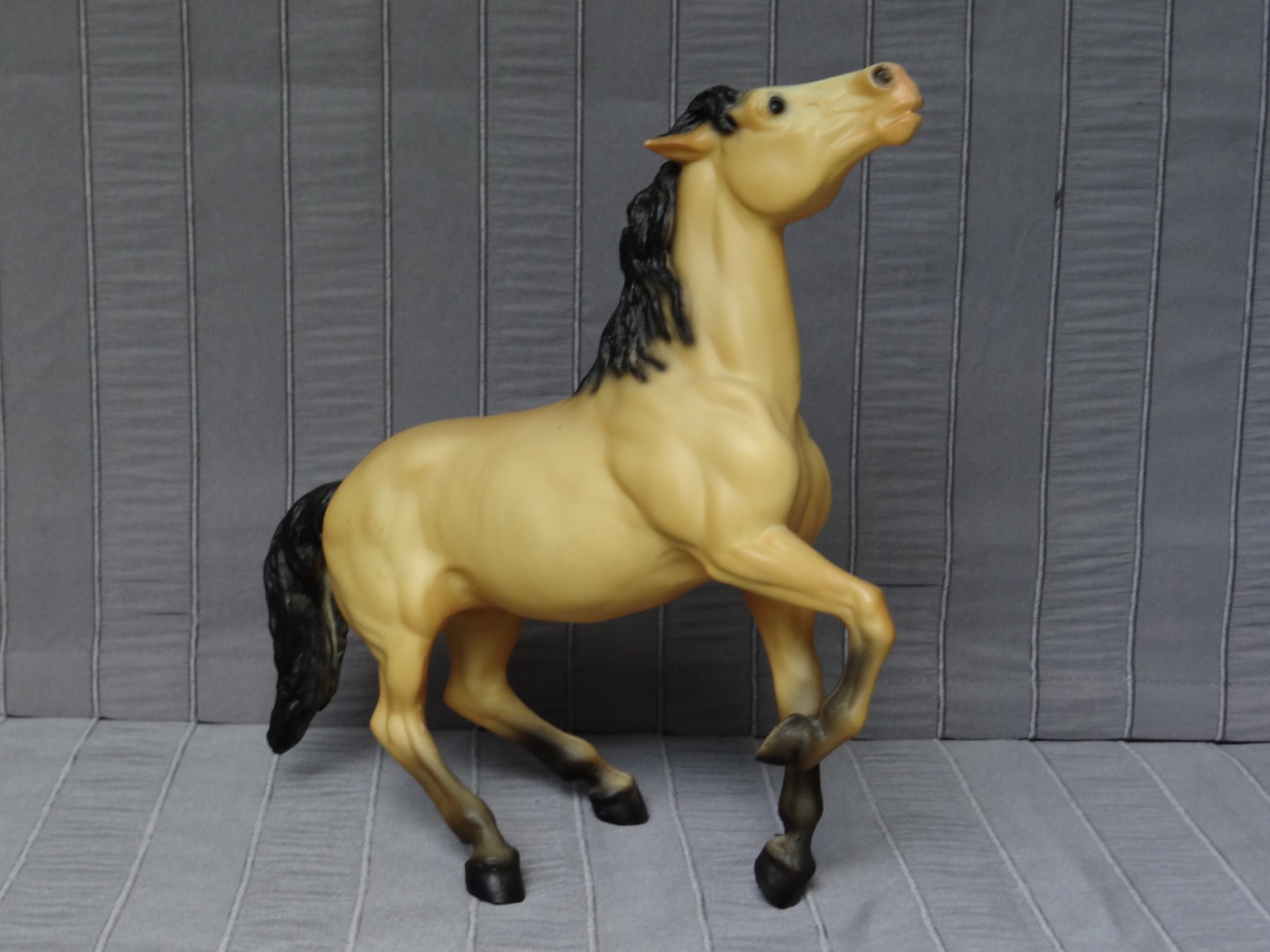 Breyer Trad. Semi-Rearing BHR Mustang (Lighter Variation Diablo Mold-mid 1970\'s)
