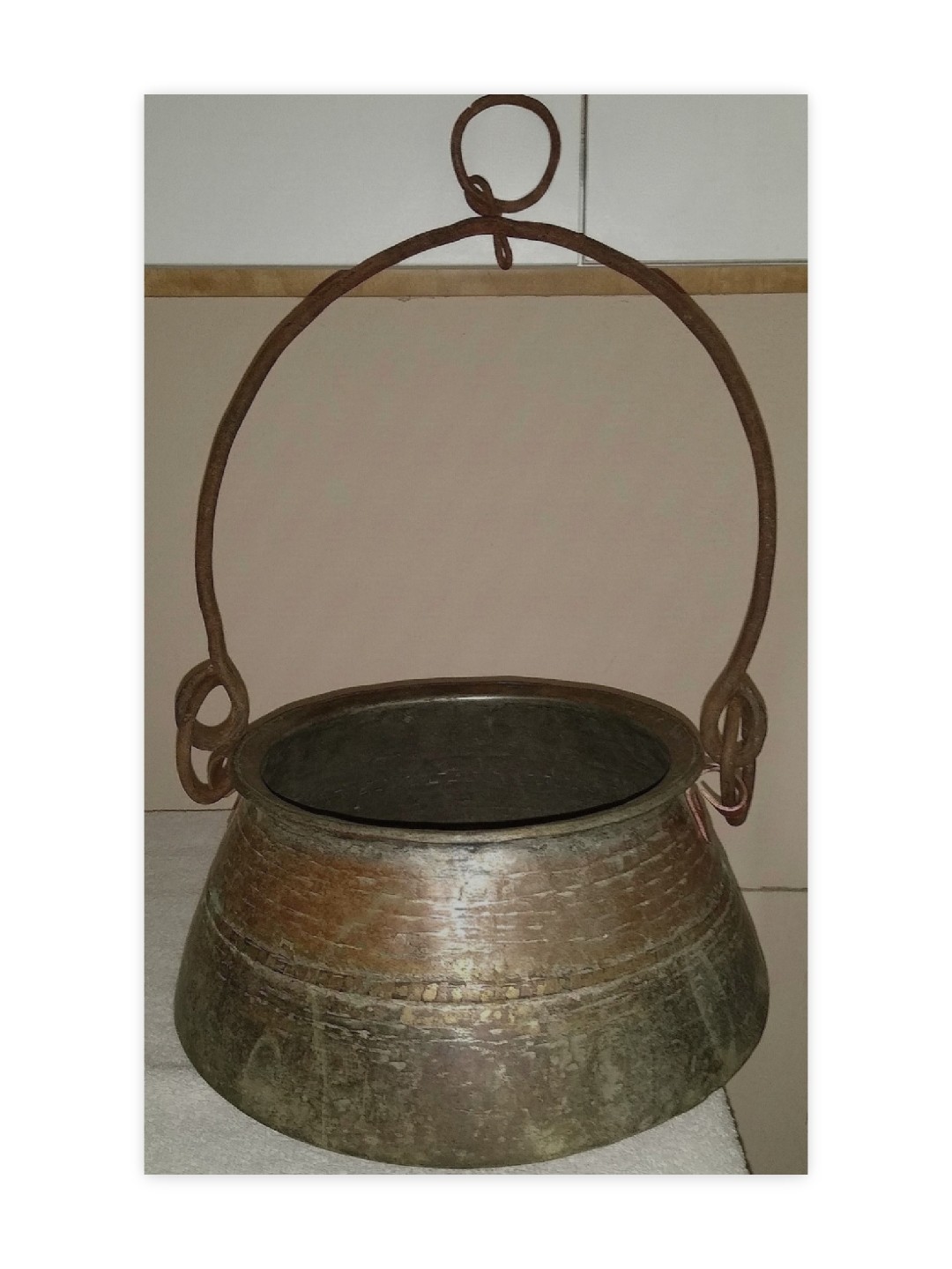 VINTAGE ANTIQUE HAND-HAMMERED COPPER CAULDRON POT W/FORGED IRON HANDLE