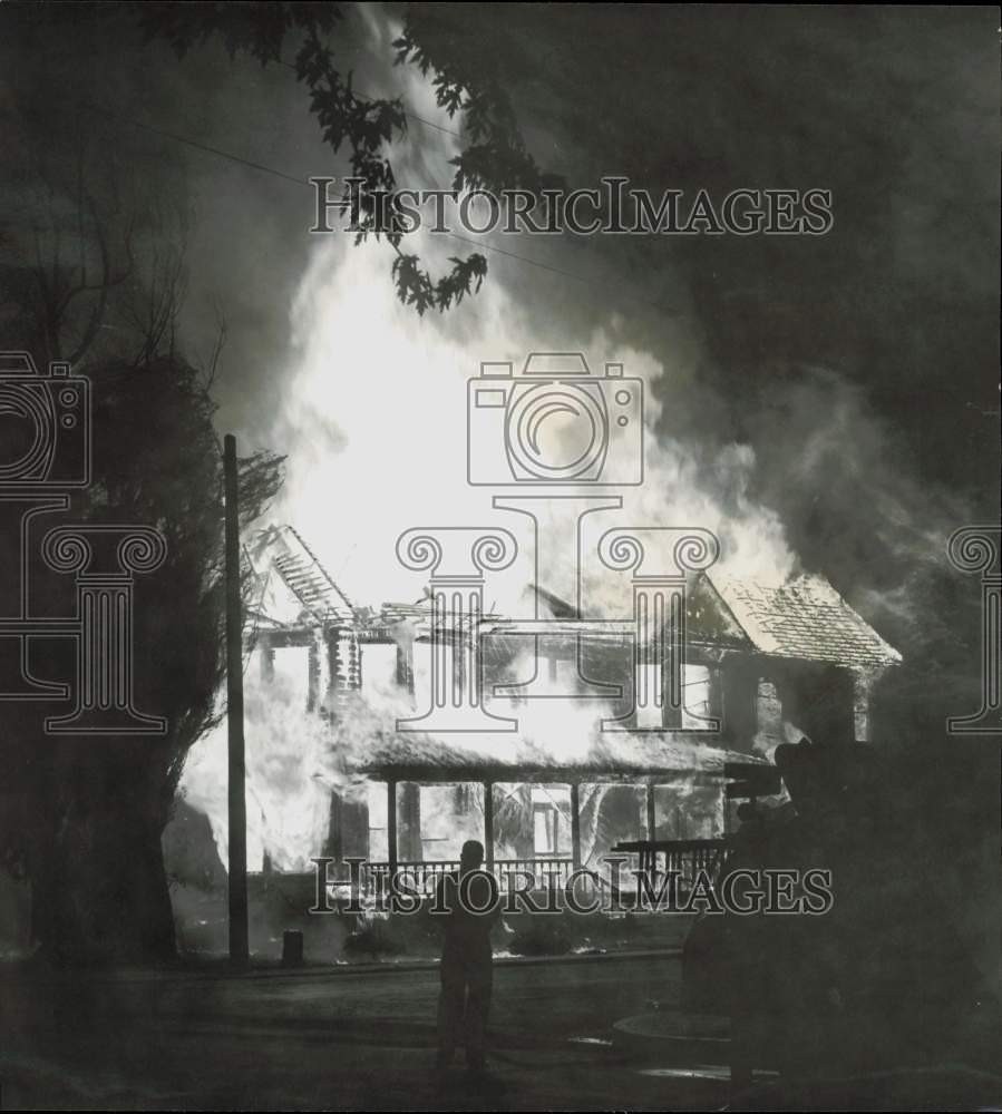 1962 Press Photo Huge blaze engulfs the historical Cordova Hotel, Dos Palos