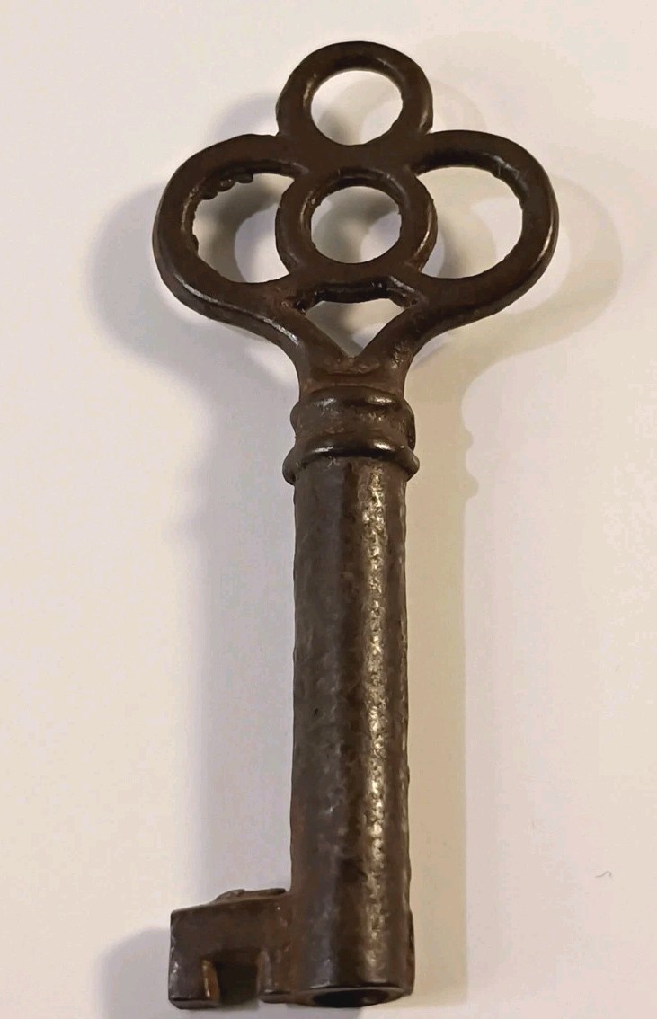 Antique Skeleton Key Clover Shape Old 2” Hollow Barrel Key Cool Antique Stuff   