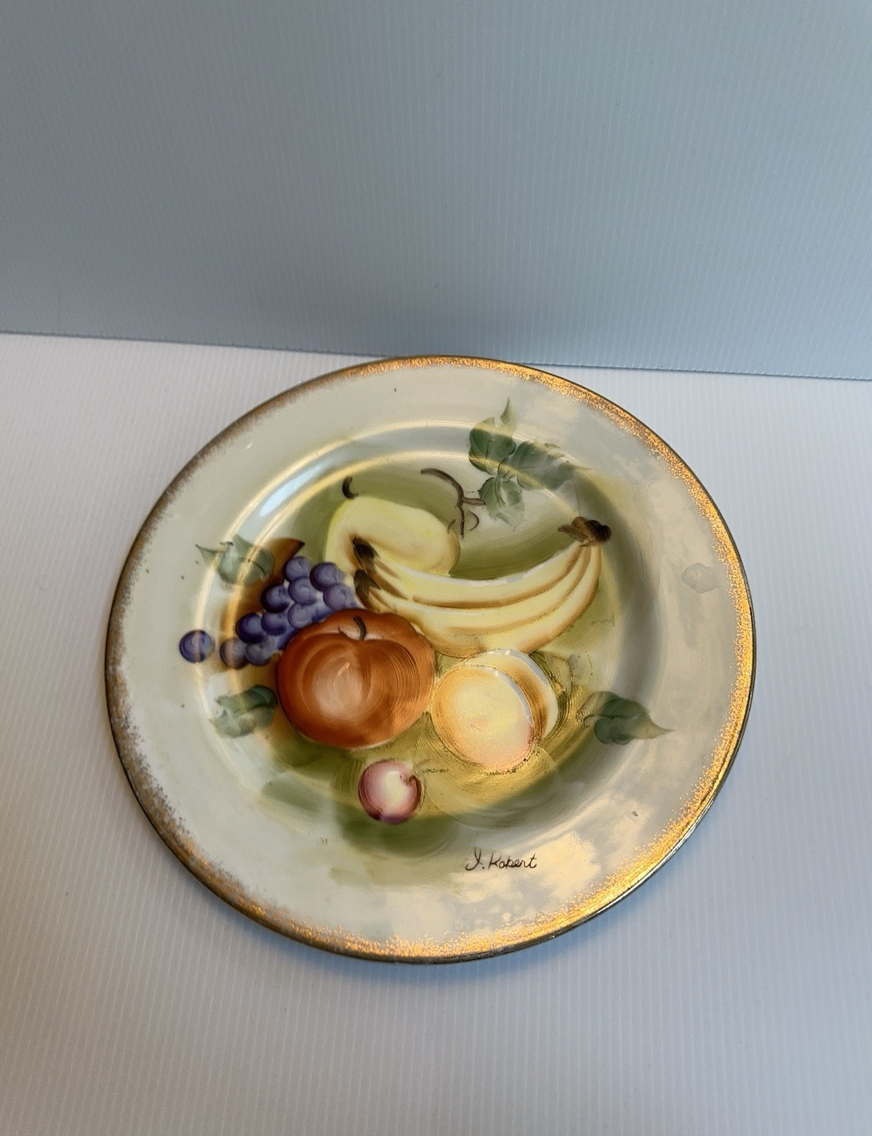 VTG ROYAL CROWN ENGLAND HANDPAINTED BY J.ROBERT DECOR PLATE FRUIT DESIGN 10.25”D