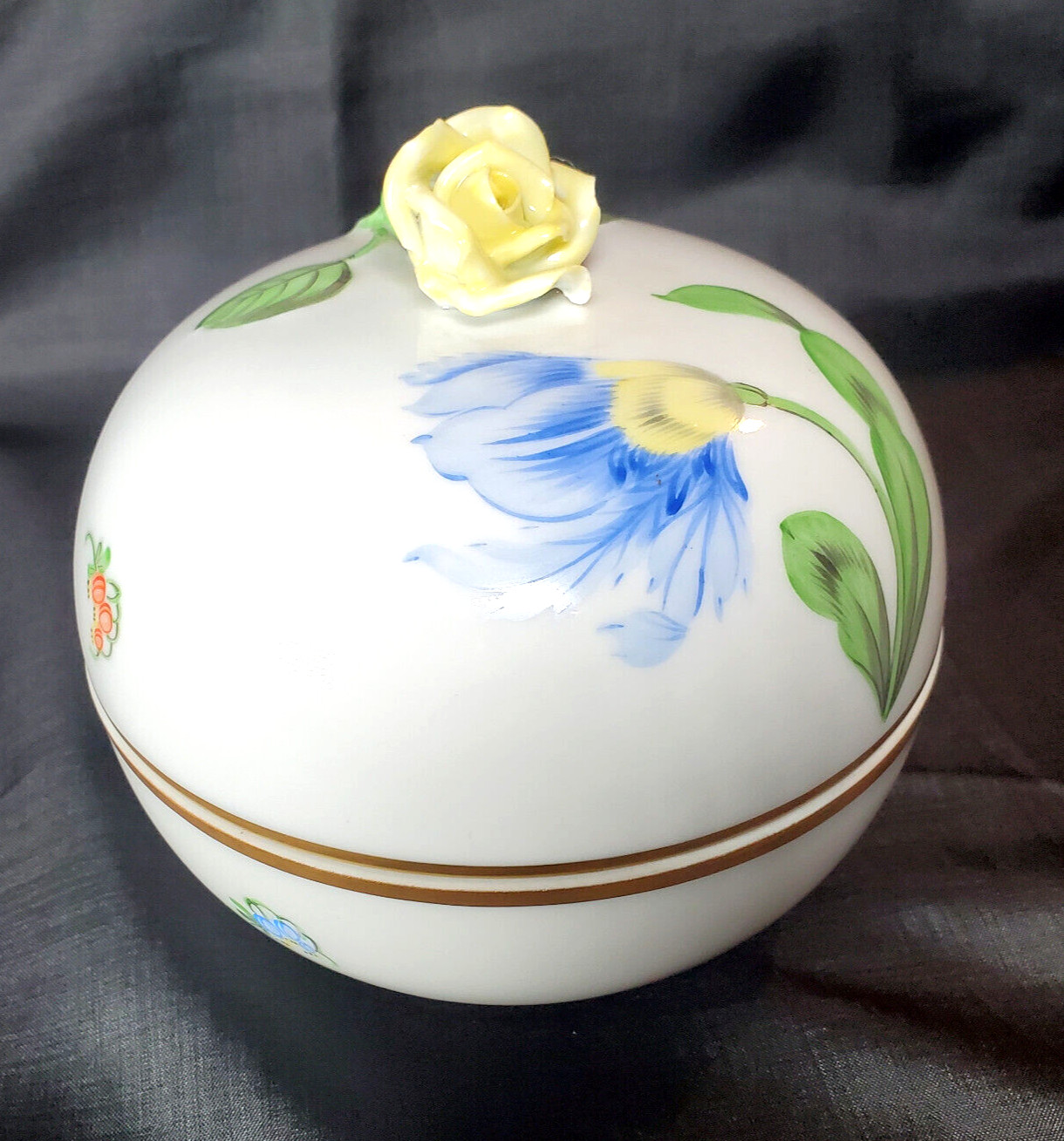 Herend Kitty Porcelain Vanity Dish w/Yellow Rose Finial Lid & Painted Blue Tulip