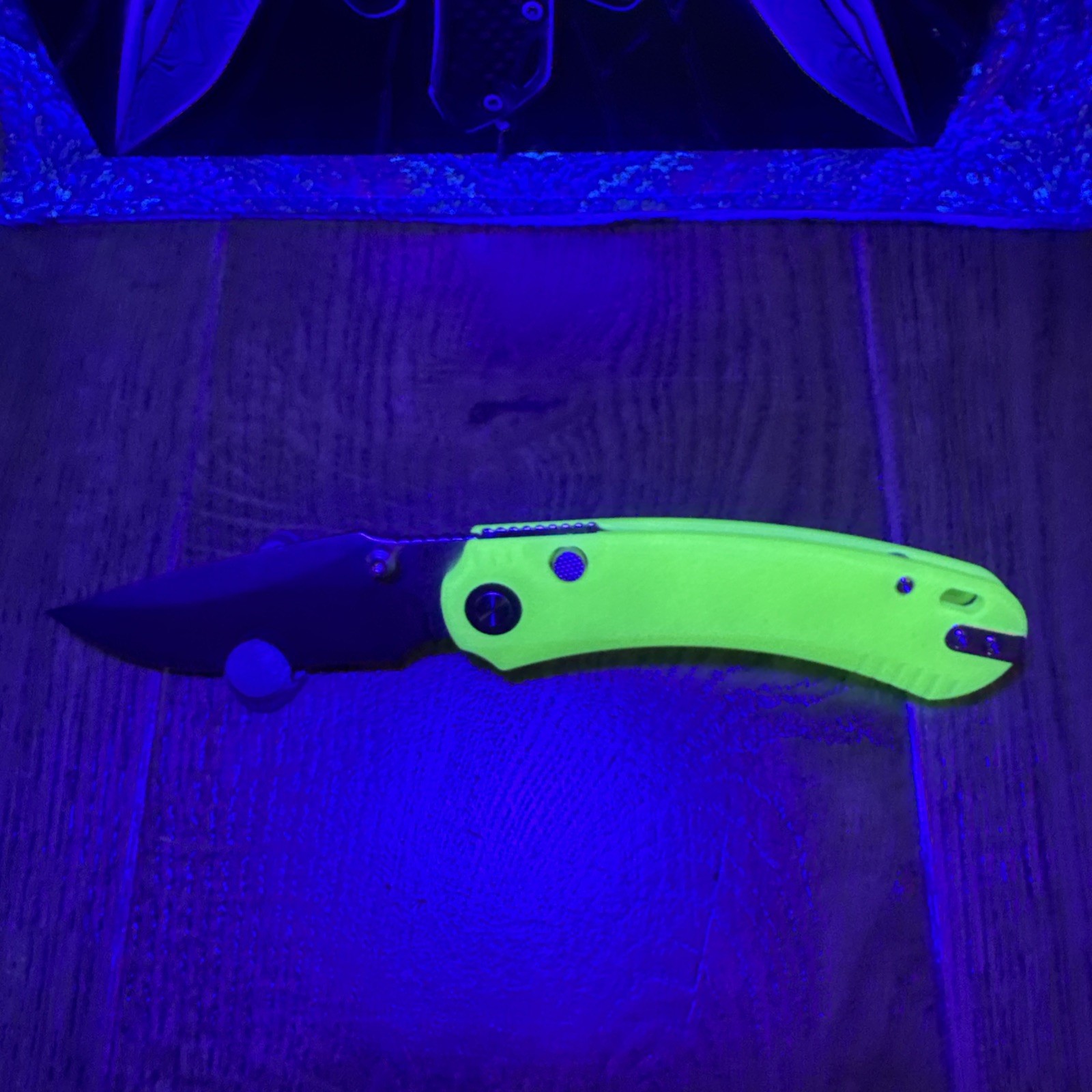 QSP Coyote Super Glow In Dark. G10 Handle Nitro-V Blade Button Lock Thumb Stud.