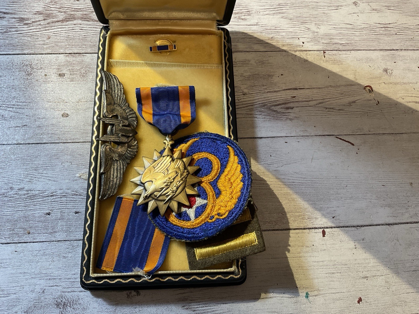 ORIGINAL WWII SMALL 8TH AIR FORCE GUNNER LOT, MEDAL, STERLING WINGS….