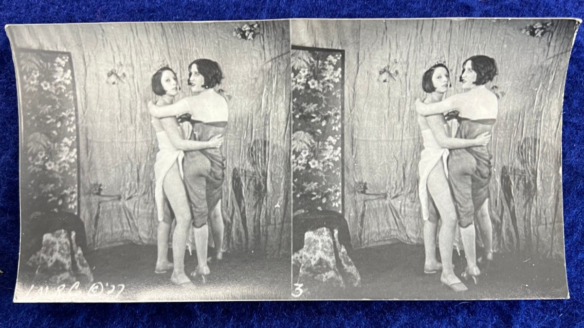 1927 Flapper Lesbian Couple Risque Photo Stereoscope Mutoscope Vintage