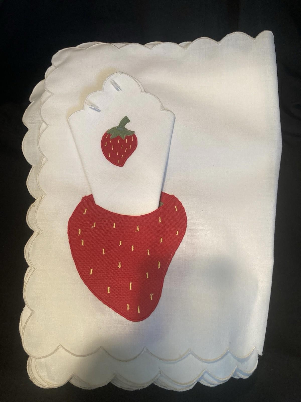 Vintage Linen Set of 4 Strawberry Placemats 1 Napkin 5 Pieces 