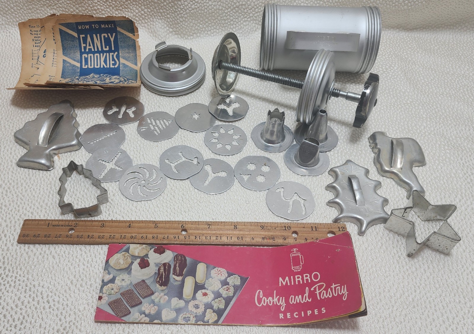 Vintage 1960's Mirro Easy Grip Cooky Cookie Press 12 Discs & Original Box