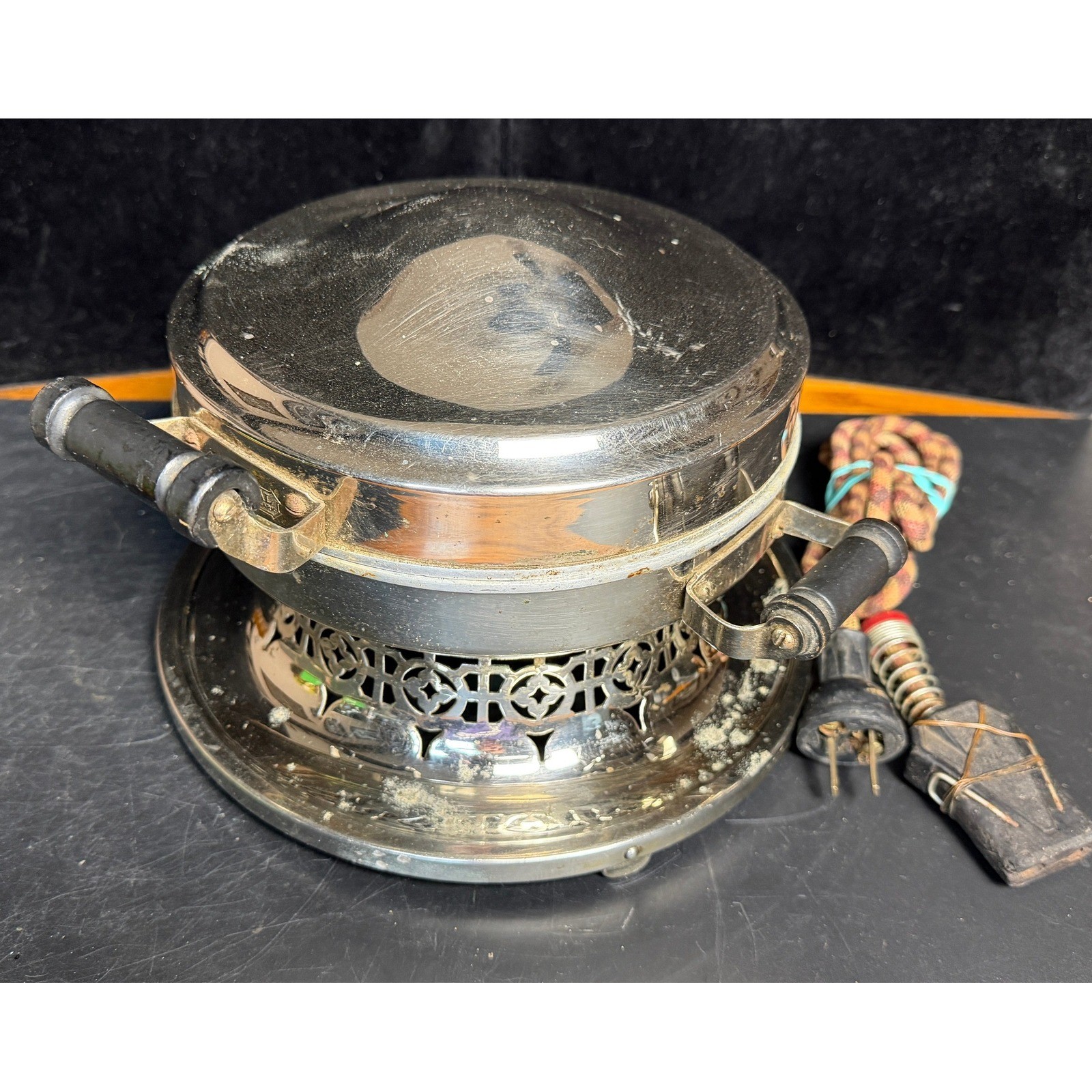 Vintage Universal Landers Frary & Clark E9314 Waffle Iron-Chrome Art Deco WORKS
