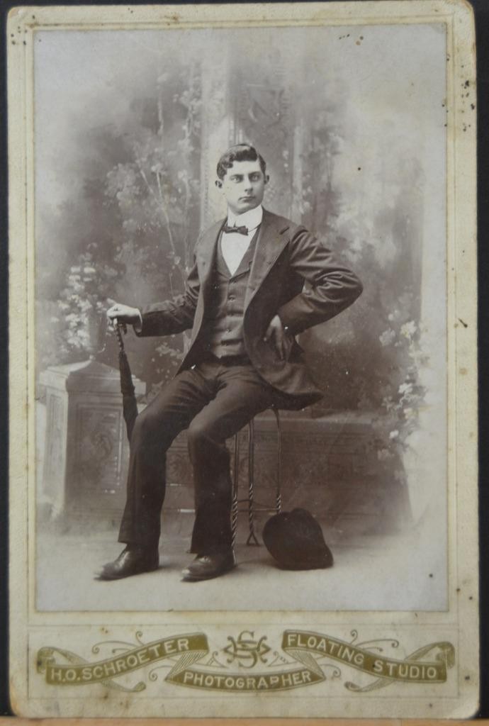 Antique CDV Photo of Well Dressed Man H.O. Schroeter Floating Studio Art 1890