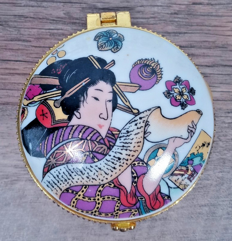 Japanese VTG 1990\'s Kimono Dressed Geisha Girl Procelain Clasped Trinket Box 3\