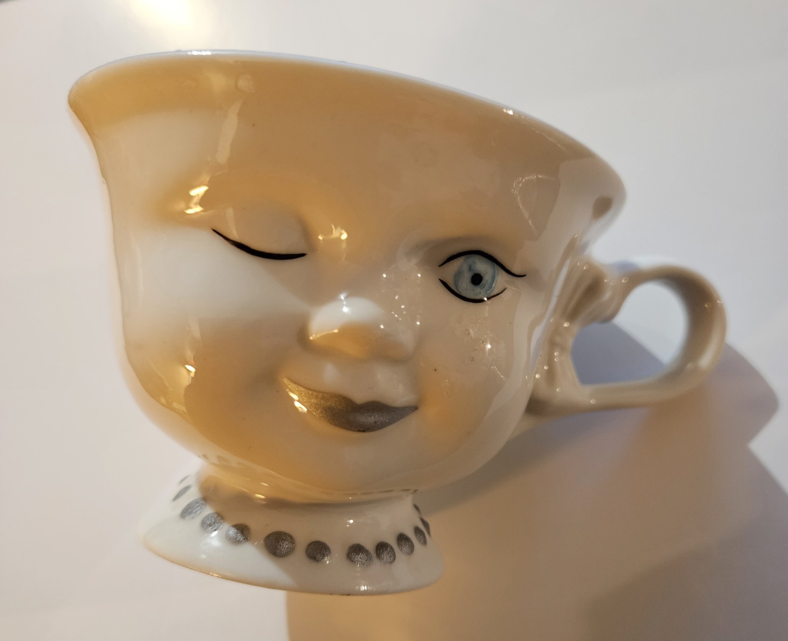 Winking Eye Coffee Cup Helen Hunt Signature Beautiful Condition Baileys Irish
