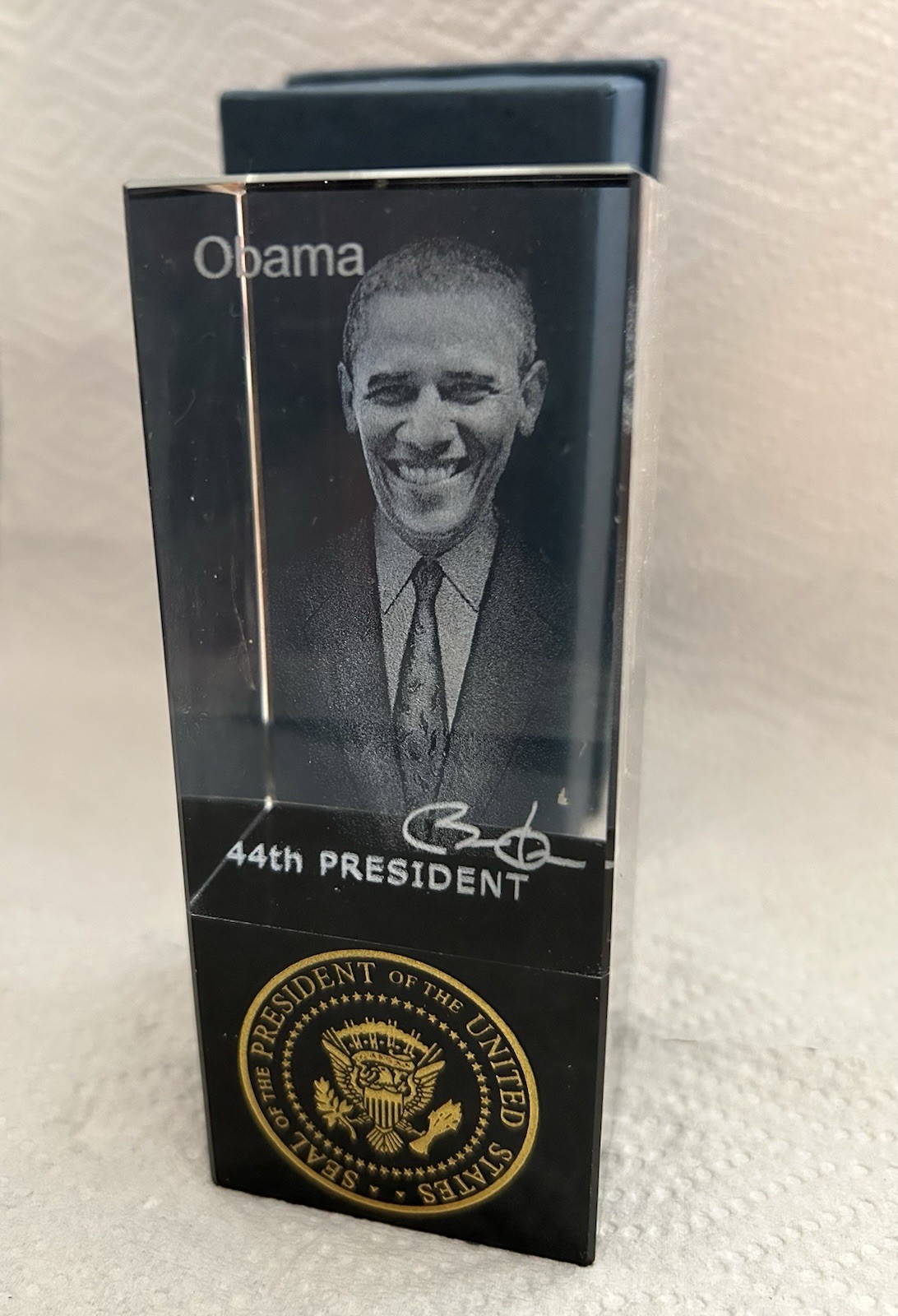 OBAMA CRYSTAL PAPERWEIGHT SEAL OF THE 44th PRESIDENT GLASS BOTTOM w BOX New