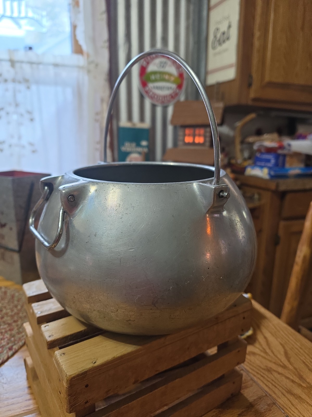VINTAGE WOLVERINE CAST ALUMINUM 2 1/2 GAL KETTLE #1295