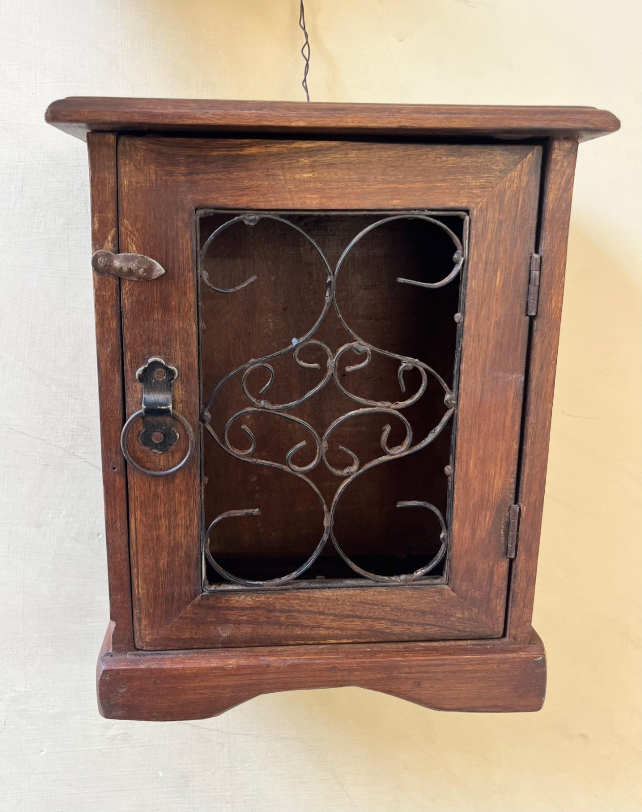 RARE VINTAGE WOODEN HAND CRAFTED SHOWCASE COLLECTABLE 