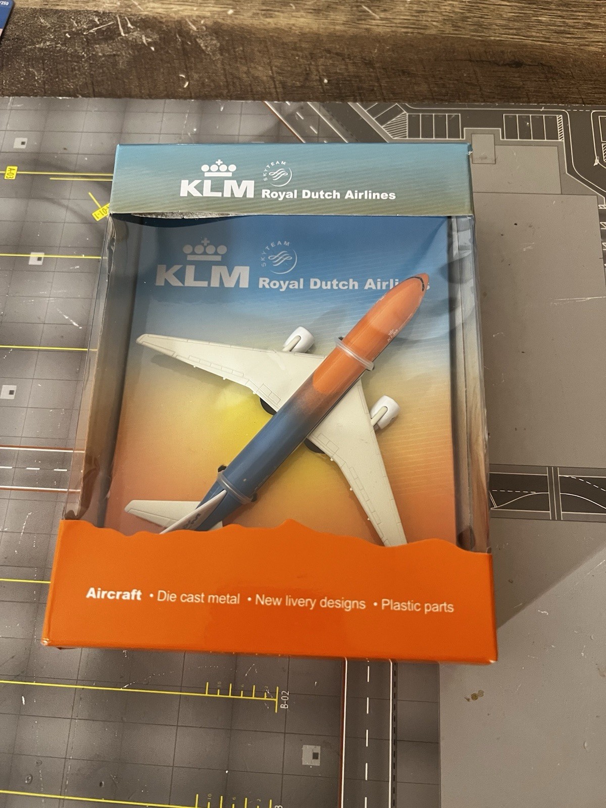 Welly PPC KLM Boeing 777 Orange Pride. Torn Box. See Pics.
