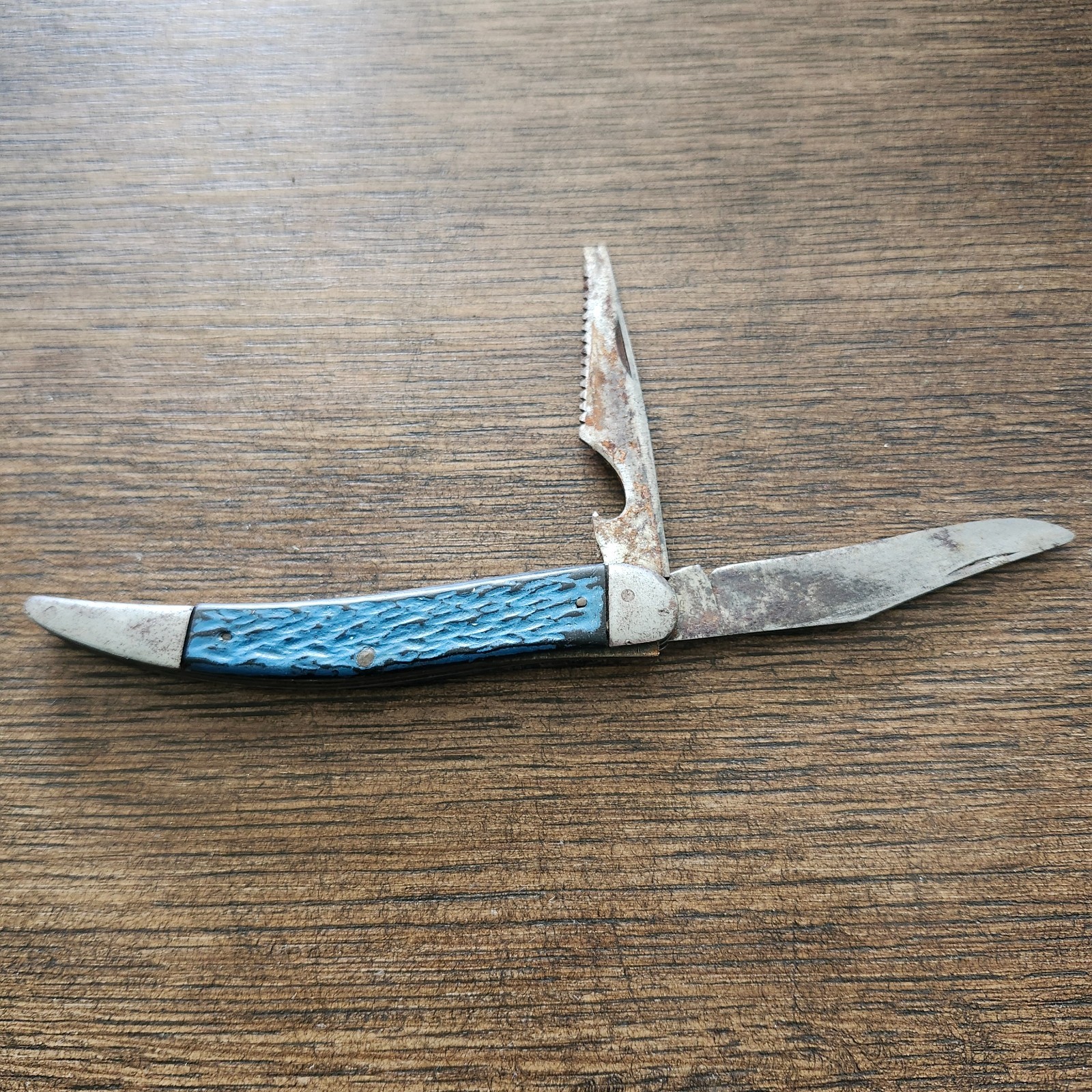 Vintage CAMCO  2 Blade Fishing Pocket Knife, with Blue Jigged Handles